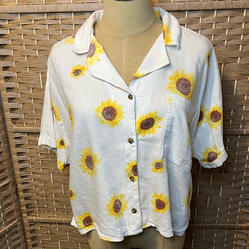 SO Sunflower Cropped Button Down Shirt Size L